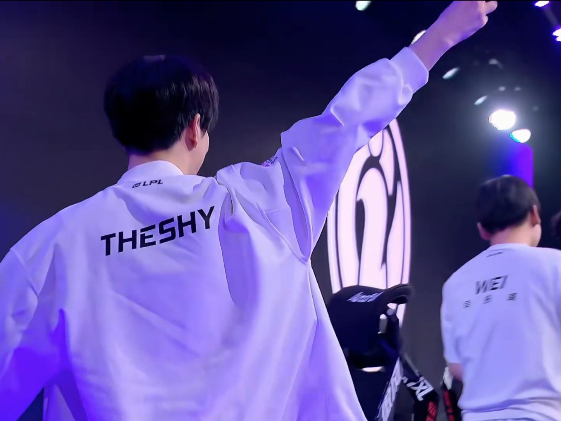 faker 两次放出了他的终极技能！ Bdd ， Fox ，龙， Cuzz ， Monkey ， KT Rolster 回来了，扳回了一局。